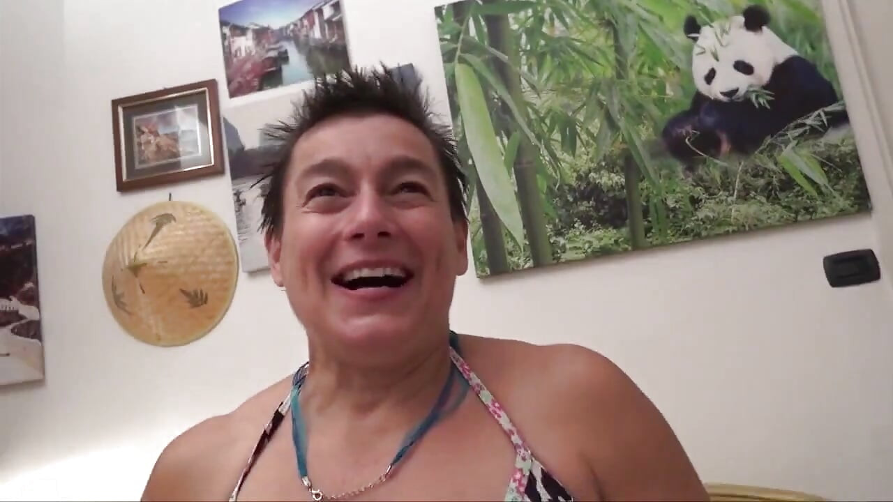 Dua zakar muda berkongkek wanita Itali jalang matang