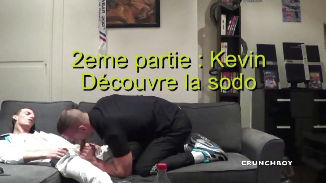 Ragazzo sempliciotto scopata da un ragazzo etero muscoloso discret