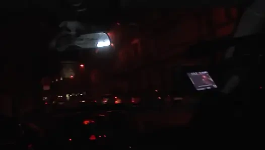 Cewek rambut pirang dientot habis-habisan di dalam fick bus