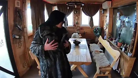 Zarif kürk kaplı sürtük ahşap masada sikiliyor ve iki kez dölle kaplanıyor