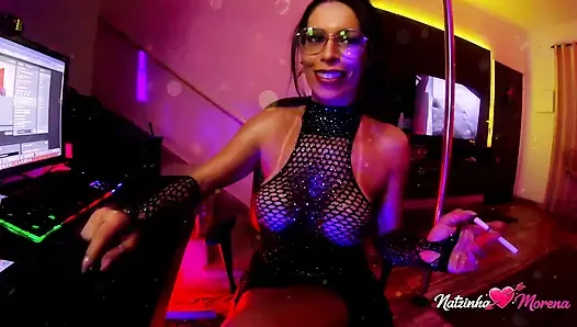 Brazilian Brunette Live: a Presence That Captivates