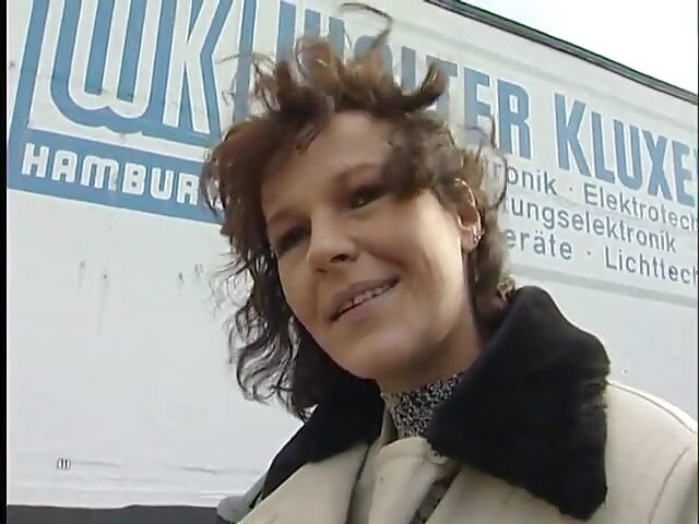 Cewek itu nyepong kontol luar biasa di lapangan parkir