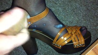 कम पर पत्नी ऊँची एड़ी के जूते और नाइलन के मोज़े