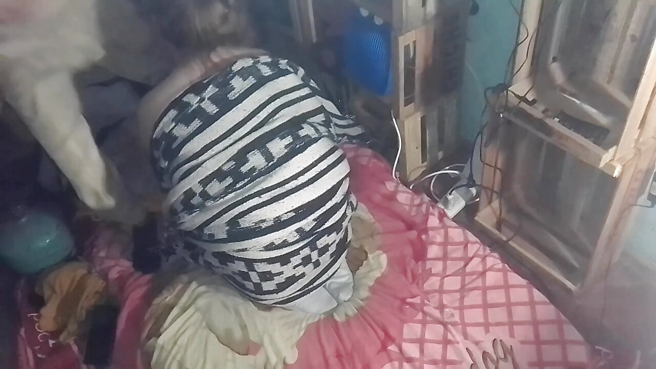 Κάτω από την κουβέρτα τη φιλάω και την αγγίζω