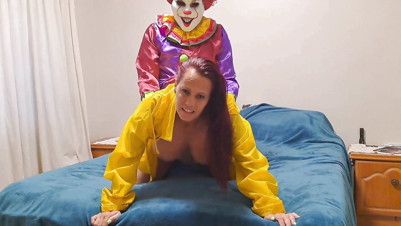 Si sundal pancut makan air mani dari pepeknya dengan sudu