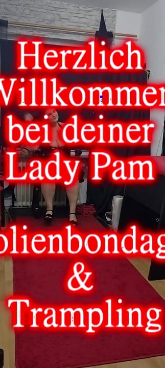 Xxl milf Domina antrenează sclavul sclav cu folienbondage și călcare în picioare