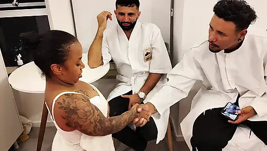 Два сводных брата пробивали хуй карлика