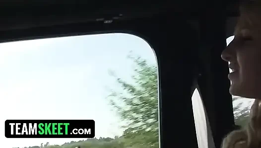 Sarışın genç kız erkek arkadaşının en iyi arkadaşı tarafından sikiliyor