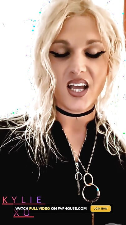 Ona puši i čeka tvoj kurac