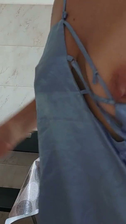 Brunetta sexy nuda in cucina. La governante amatoriale pulisce con l'aspirapolvere completamente nuda. | Clip 1