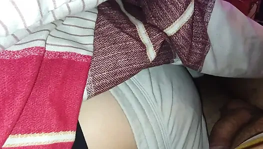 Когда я устаю, отчим засовывает свой член в меня, в кожу спины, трахает меня и отпускает меня