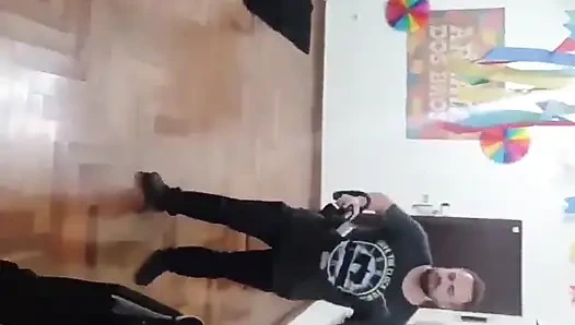 Мы вызвали мужчин на вечеринке выстроиться на минет.