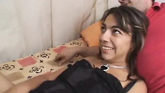 Esmer orta yaşlı seksi kadın iki adam tarafından sikiliyor