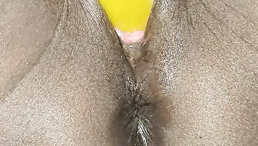 Evli kadın muz kullanarak arzusunu yerine getirdi.