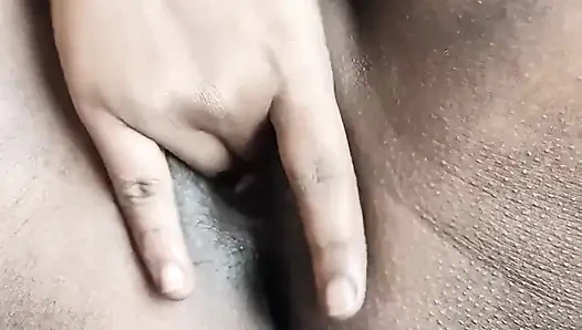 Spandana amcığını parmaklıyor