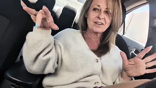 Küçük Linda kasıksız külotlu çorap giyerek araba randevususu için hazırlanıyor
