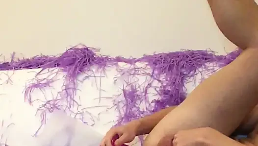 Kanepede pembe dildo eğlencesi