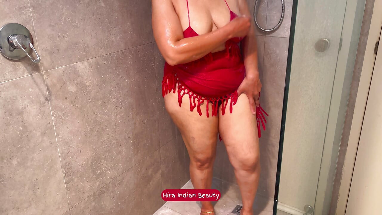 Mi hermosa madrastra tomando ducha - erótico desnudo gran culo, grandes tetas y lavado de coño