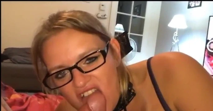 jeune cougar bouffe la queue