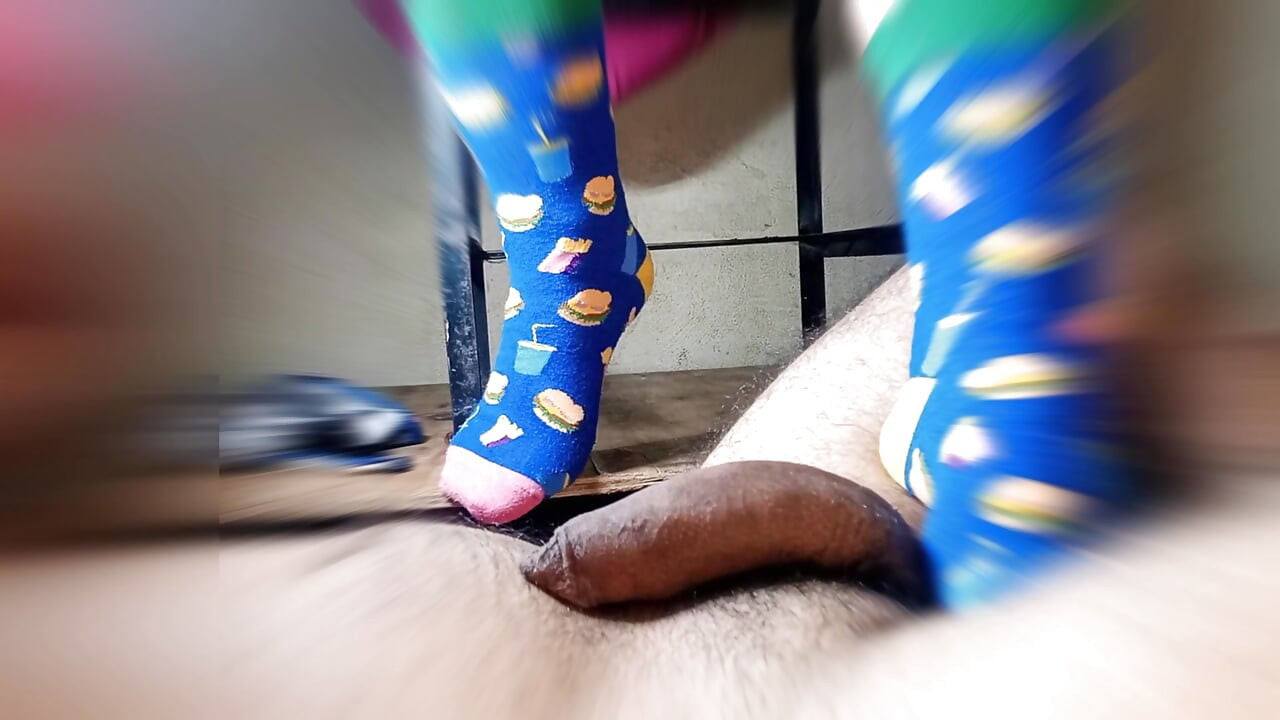 Jerami dengan kaki memakai stoking yang sangat lucu