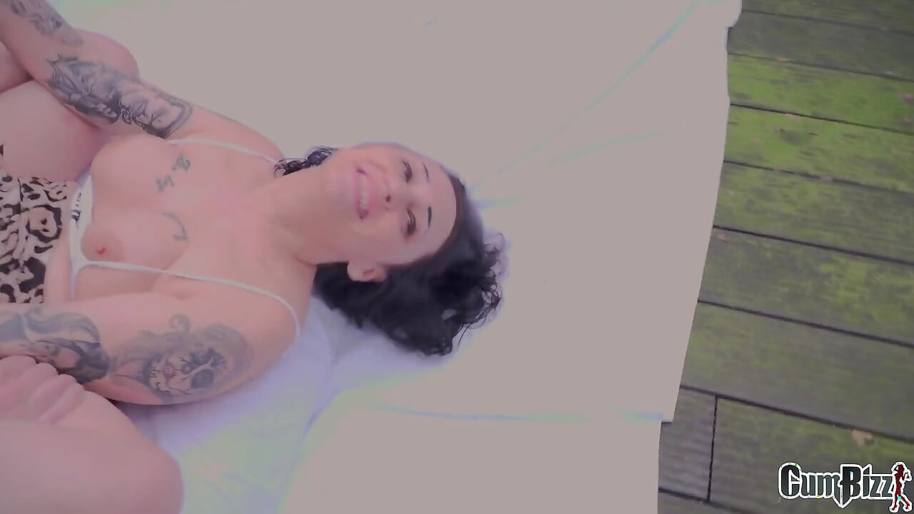 ถือรางวัลหนังโป๊ของเธอใกล้กับหน้าเธอยิงหน้าเธอจนน้ําแตกเต็มหน้า