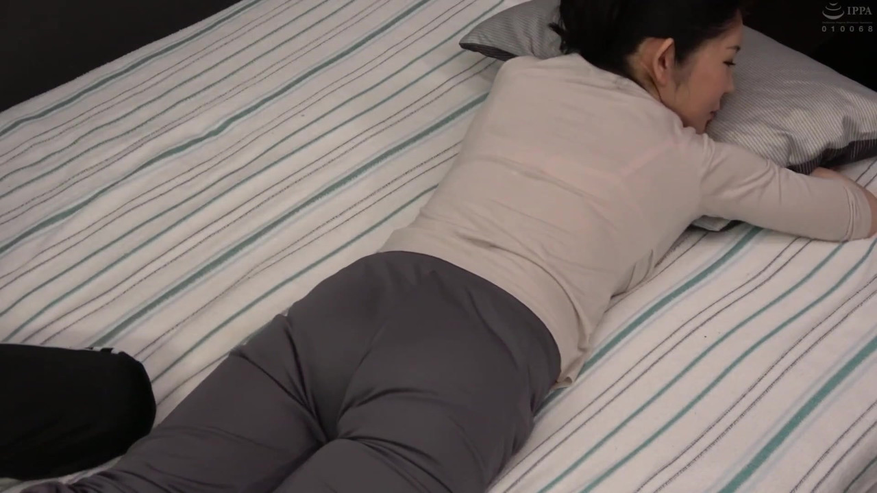 息子が母親の体をマッサージ中にズボンを下げて半ケツにしたら… - Part.1