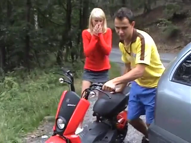 Avrupalı genç kız yol kenarında sikiliyor