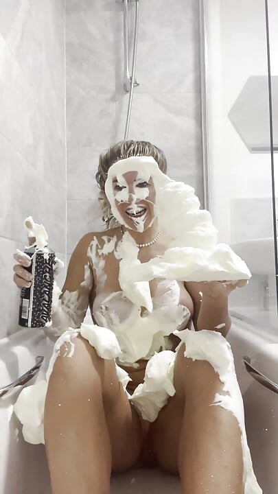 Pies to the Face Naked in the Bath