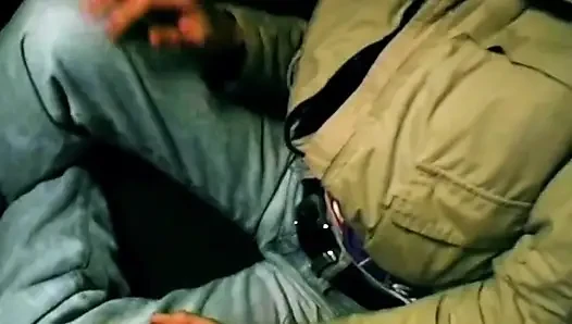Cewek hot rambut cokelat lagi asik fingering memeknya sendirian di dalam mobil gelap