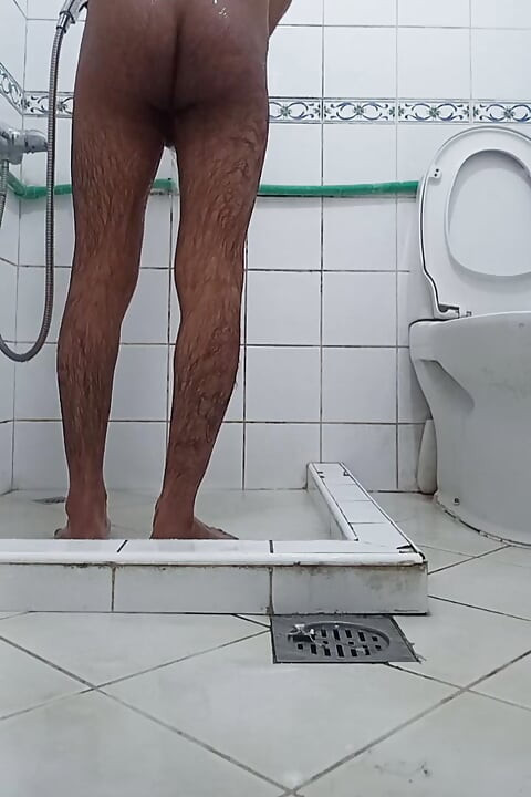 Ghar par akele bathroom me muthi maari bisexual pura maja liya nahate hwe