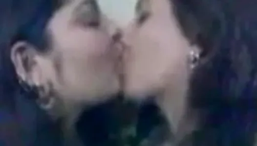 Индийские студентки целуются