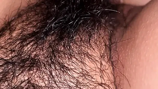 Wie lecker diese behaarte vagina ihren schwanz isst