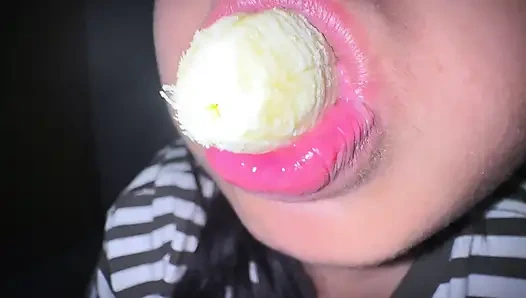 Ich steckte eine Banane in meinen sinnlichen mund, während ich morgens geil war - das ist mein alltag, morgenroutine
