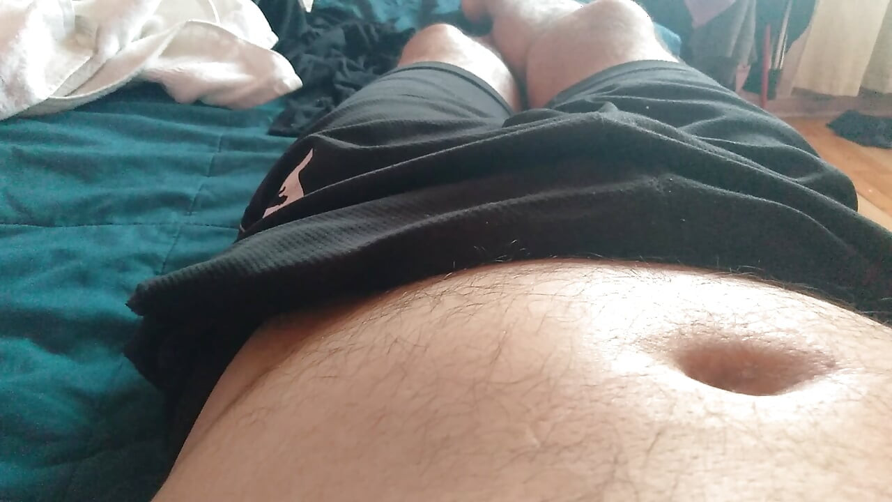 男が太いペニスを休みながらオナニーしている