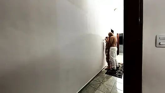 Сухая шпиля с горячей падчерицей в пижаме.