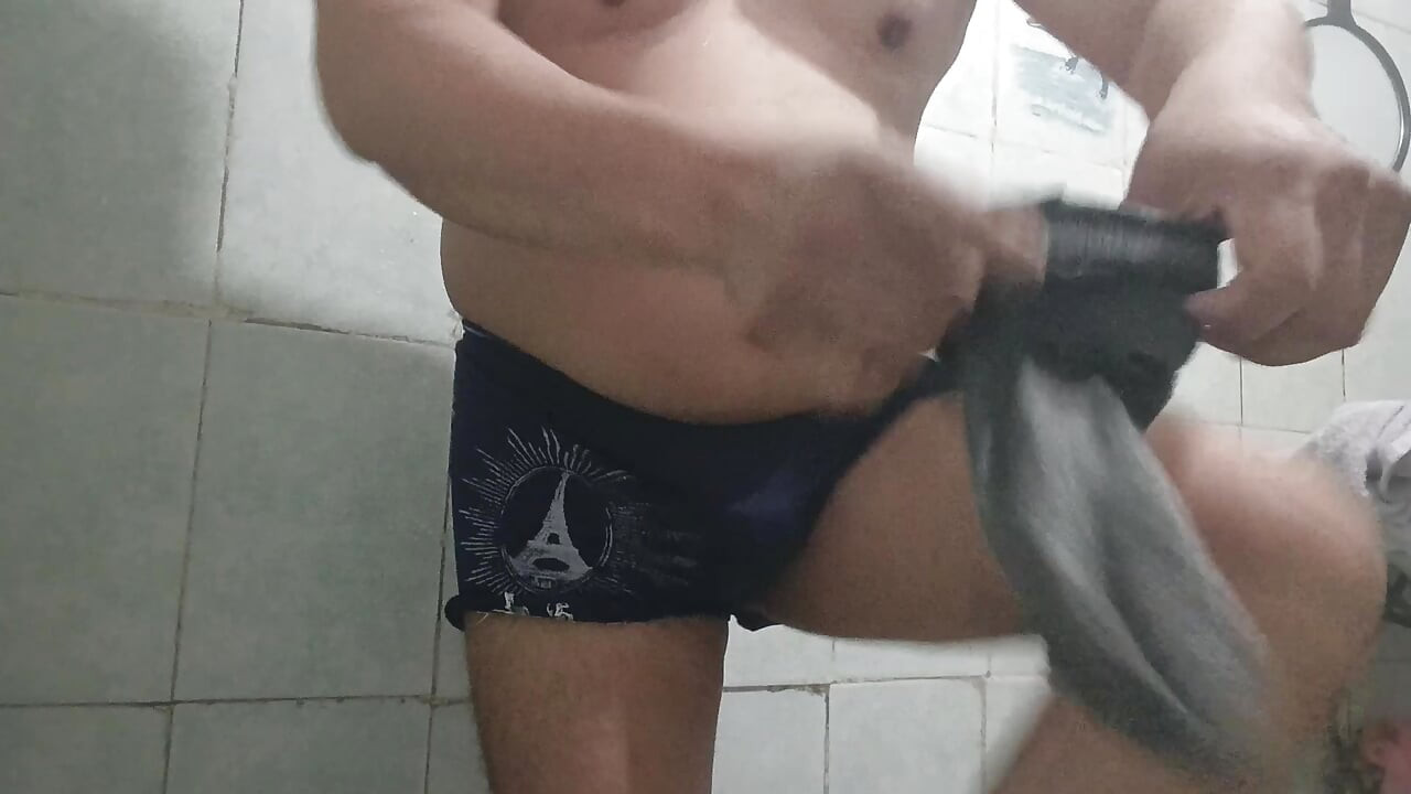 看我洗完澡并开始准备上学