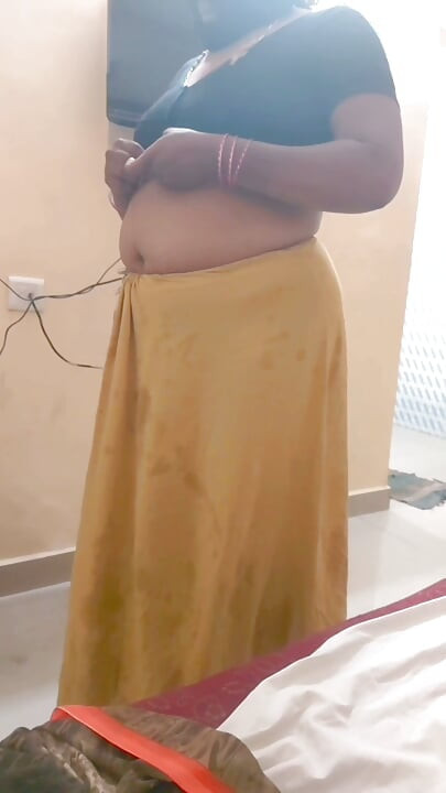 زوجة ديسي تاميلية سمينة مايا بعد الجنس عارية تغسل في الحمام وترتدي الساري ببطء بطريقة مثيرة بينما يصورها الديوث