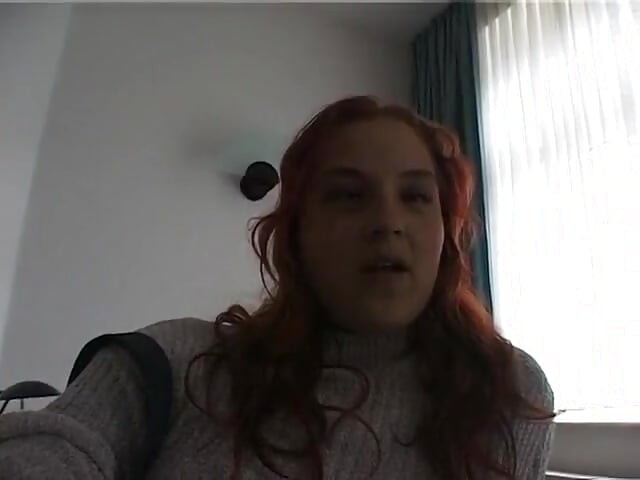 Peluda ruiva gordinha dedando sua buceta na cama