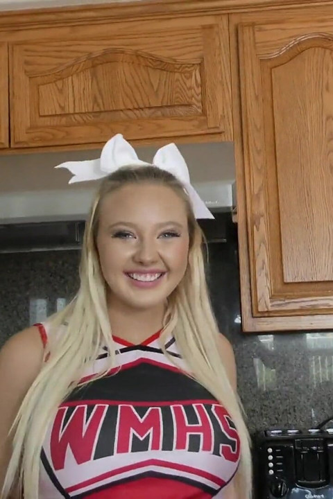 Pemandu sorak semok rambut pirang suka banget sama pria yang lebih tua