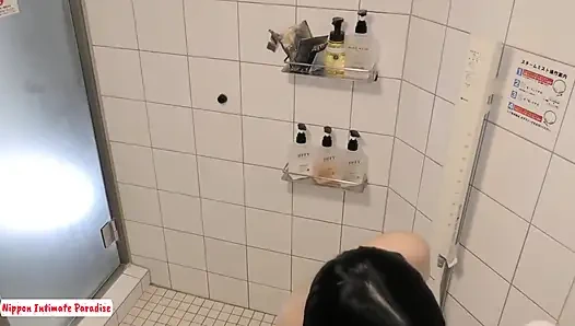 Pesona semok berubah menjadi tak bersalah sebagai lekuk lembut yang menawan sebelum finishing yang menentukan