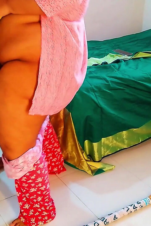 Phụ nữ bbw nóng bỏng muốn đụ với chàng trai làm việc