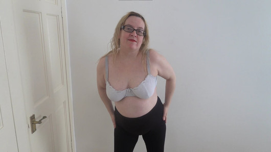 Mamma monella si spoglia delle mutande nude e del reggiseno e leggings