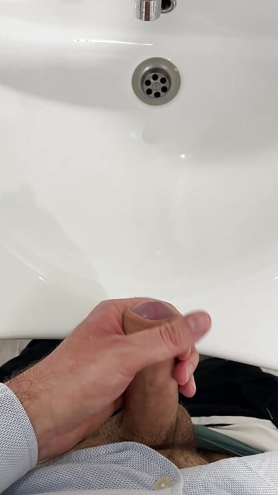 Ofis tuvaletinde boşalıyor