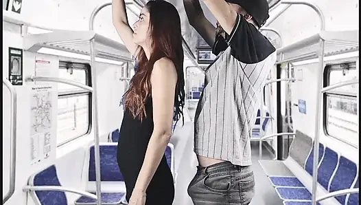 Oh tidak, dia crot di dalam memekku di dalam kereta