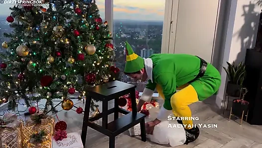 Peri nakal kepergok mencuri hadiah natal