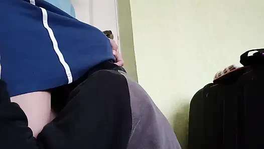 İki komşu lezbiyen oldukları gerçeğini saklıyor