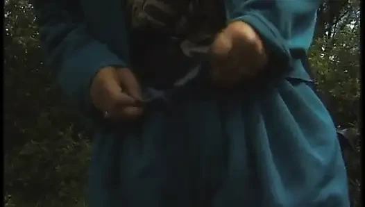 Cewek dewasa rambut pirang dengan memek berbulu bersenang-senang di luar ruangan