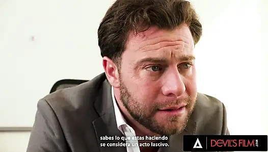 Devils filmi - ofis bebeği Jesse Pony güzel götünü tesisata sokuyor ve yüzü patronu tarafından dölle kaplanıyor
