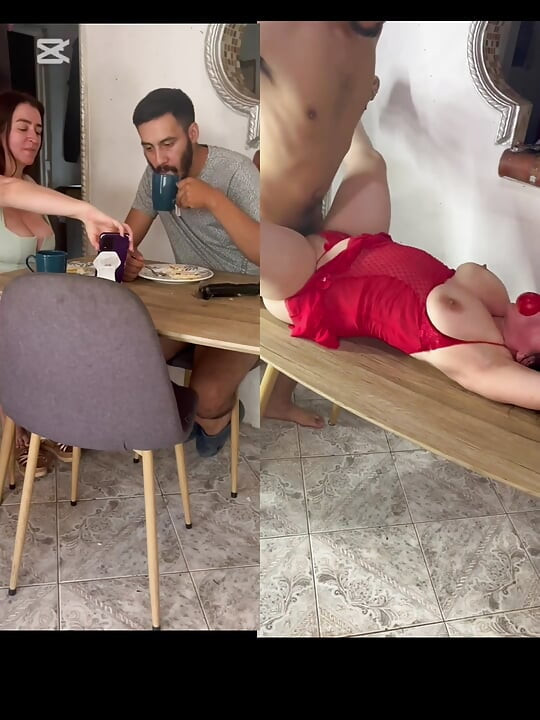 Zrelu ženu jebe njen pastork na stolu i sve to stavlja unutra