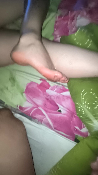 Sweetly cummed on his wife's legs